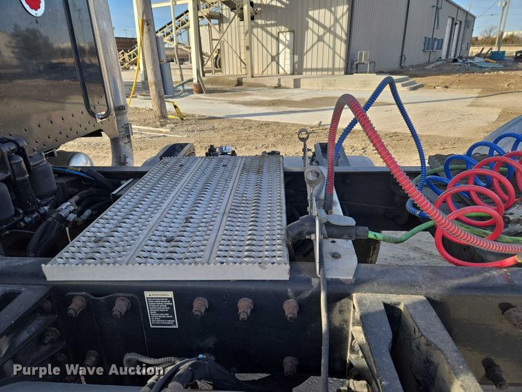 image for item ET1278 2007 Peterbilt 379 semi truck