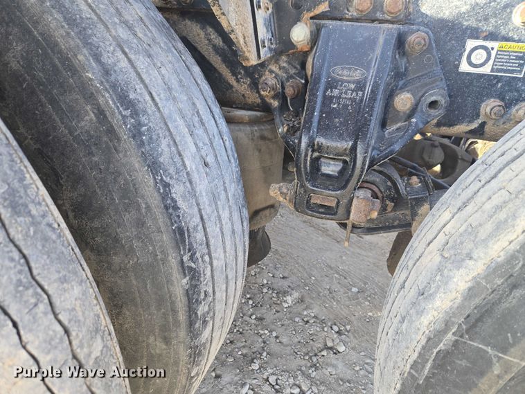 image for item ET1278 2007 Peterbilt 379 semi truck