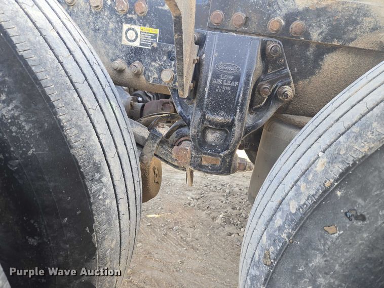 image for item ET1278 2007 Peterbilt 379 semi truck