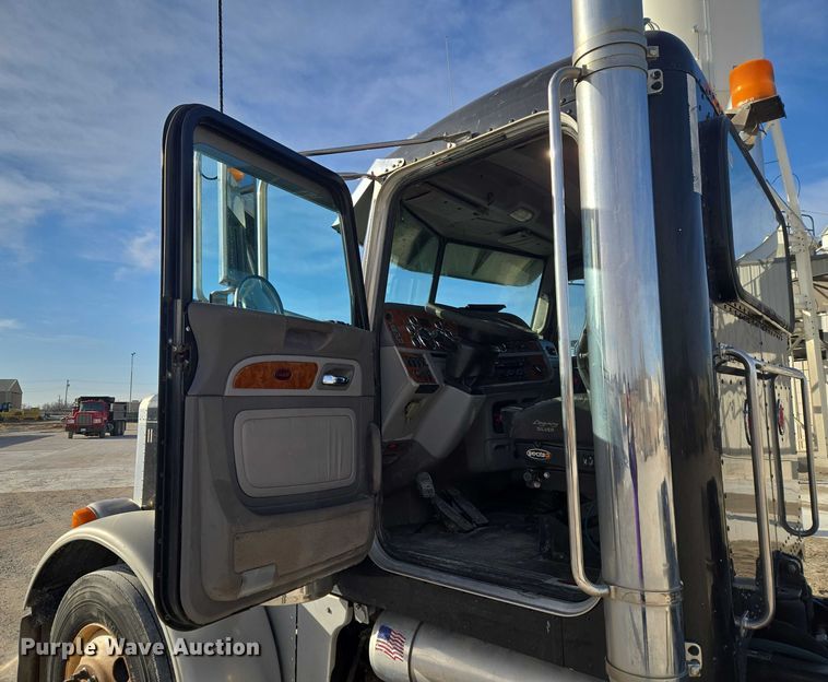 image for item ET1278 2007 Peterbilt 379 semi truck