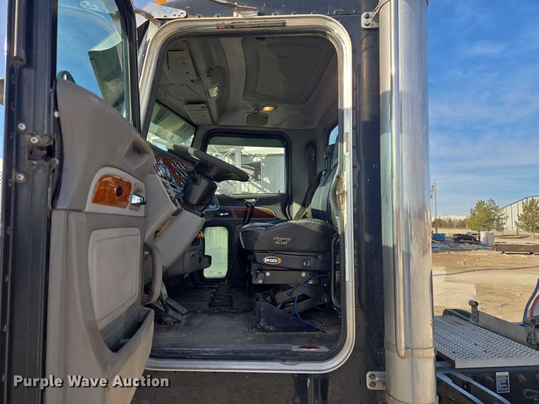 image for item ET1278 2007 Peterbilt 379 semi truck