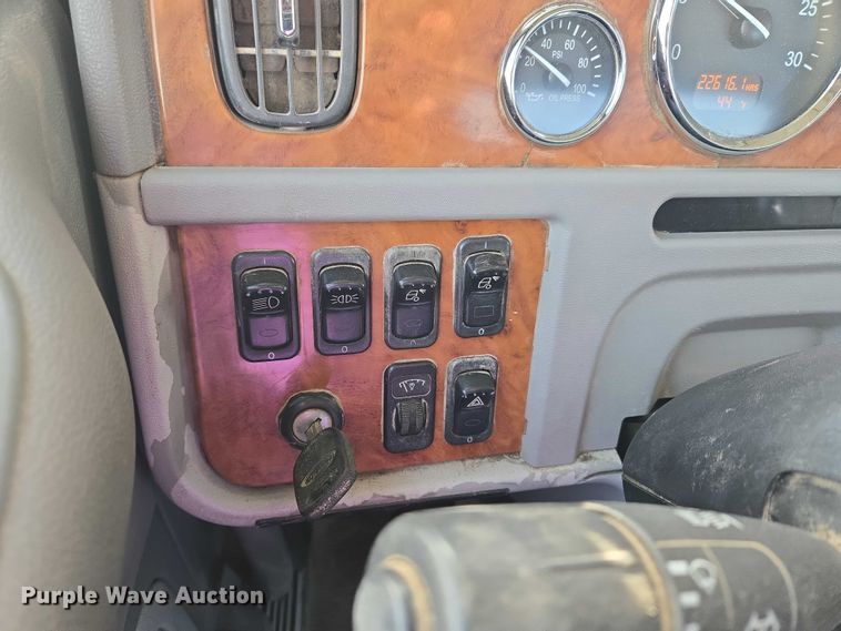 image for item ET1278 2007 Peterbilt 379 semi truck