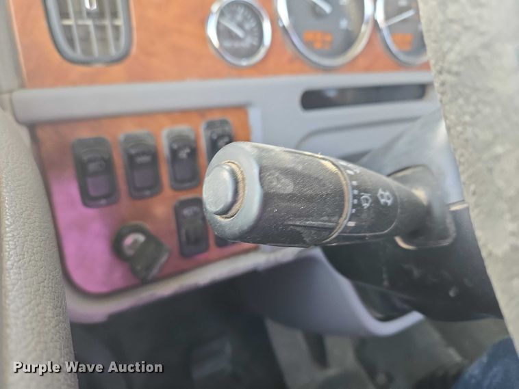 image for item ET1278 2007 Peterbilt 379 semi truck