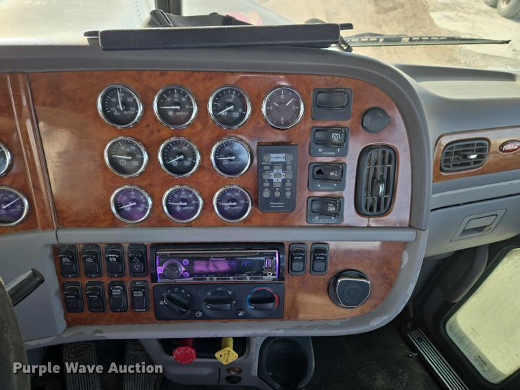 image for item ET1278 2007 Peterbilt 379 semi truck