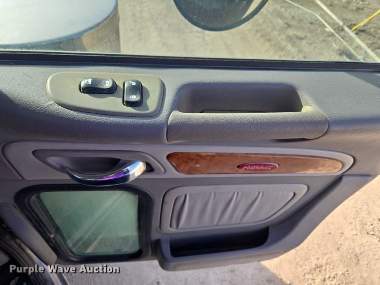 image for item ET1278 2007 Peterbilt 379 semi truck