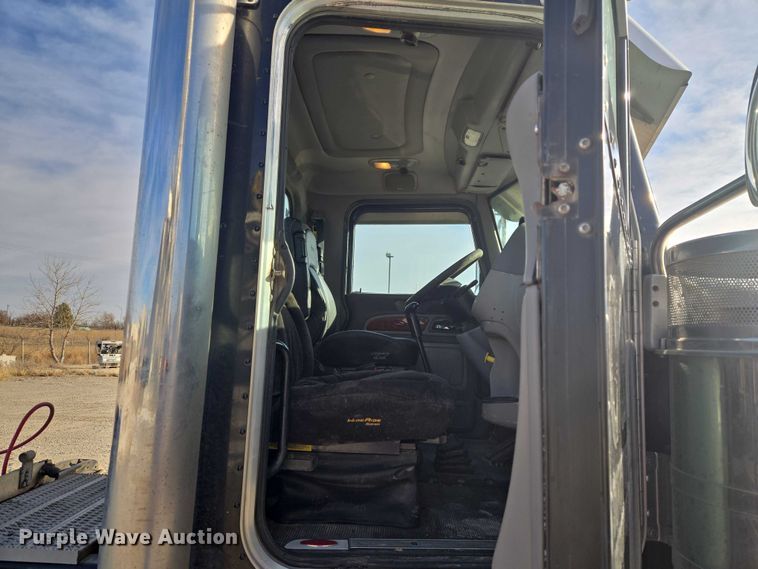 image for item ET1278 2007 Peterbilt 379 semi truck