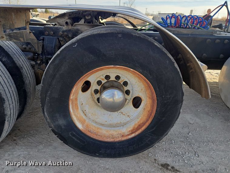 image for item ET1278 2007 Peterbilt 379 semi truck