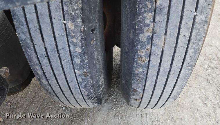 image for item ET1278 2007 Peterbilt 379 semi truck