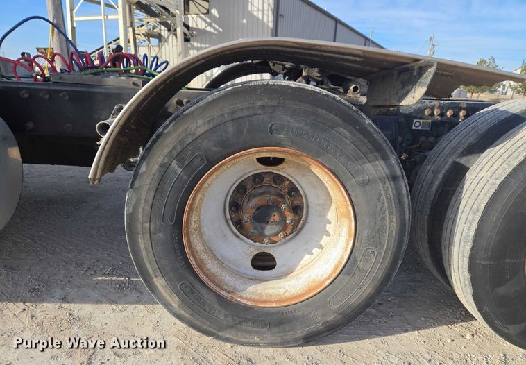 image for item ET1278 2007 Peterbilt 379 semi truck