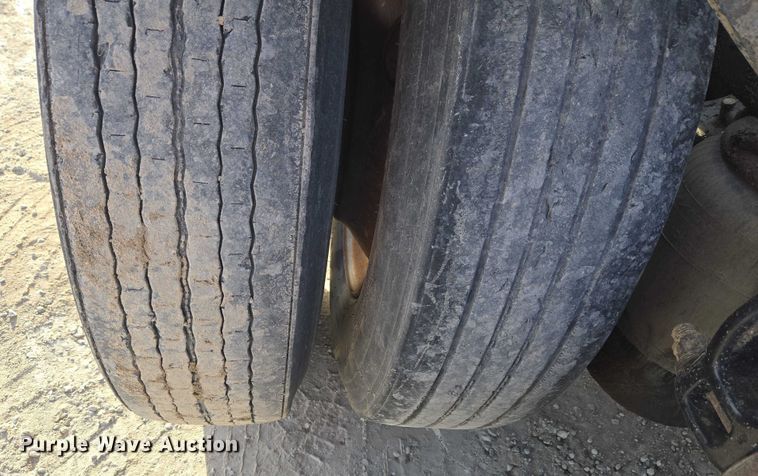 image for item ET1278 2007 Peterbilt 379 semi truck