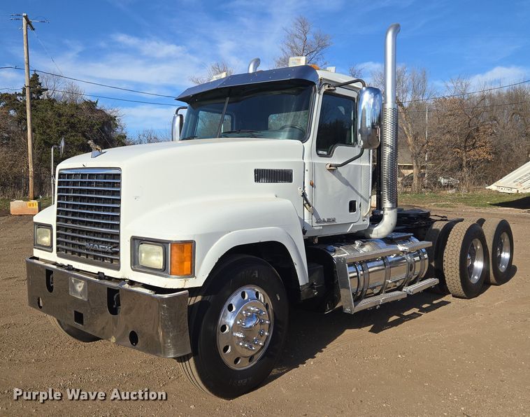 image for item ET1281 2011 Mack CHU semi truck