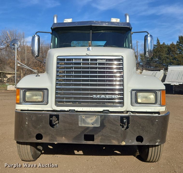 image for item ET1281 2011 Mack CHU semi truck