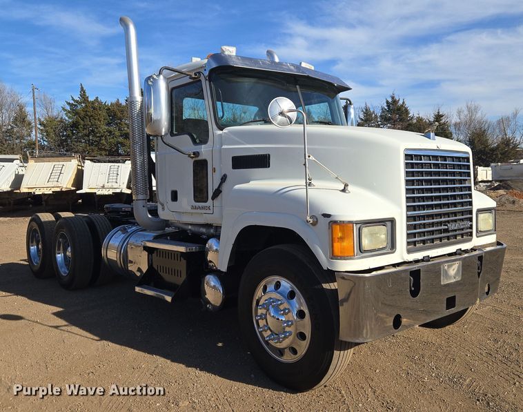 image for item ET1281 2011 Mack CHU semi truck