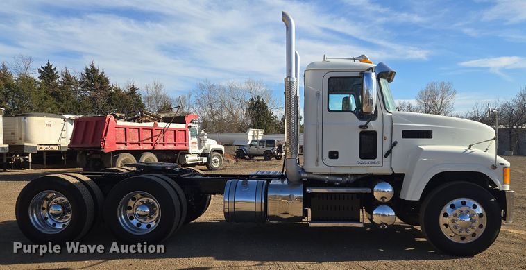 image for item ET1281 2011 Mack CHU semi truck