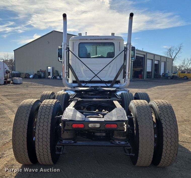 image for item ET1281 2011 Mack CHU semi truck