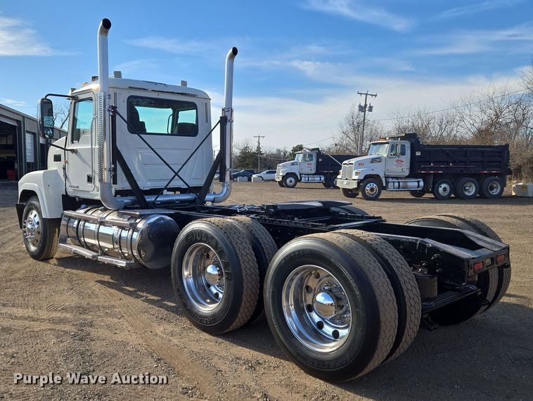 image for item ET1281 2011 Mack CHU semi truck