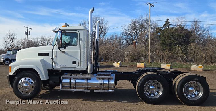 image for item ET1281 2011 Mack CHU semi truck