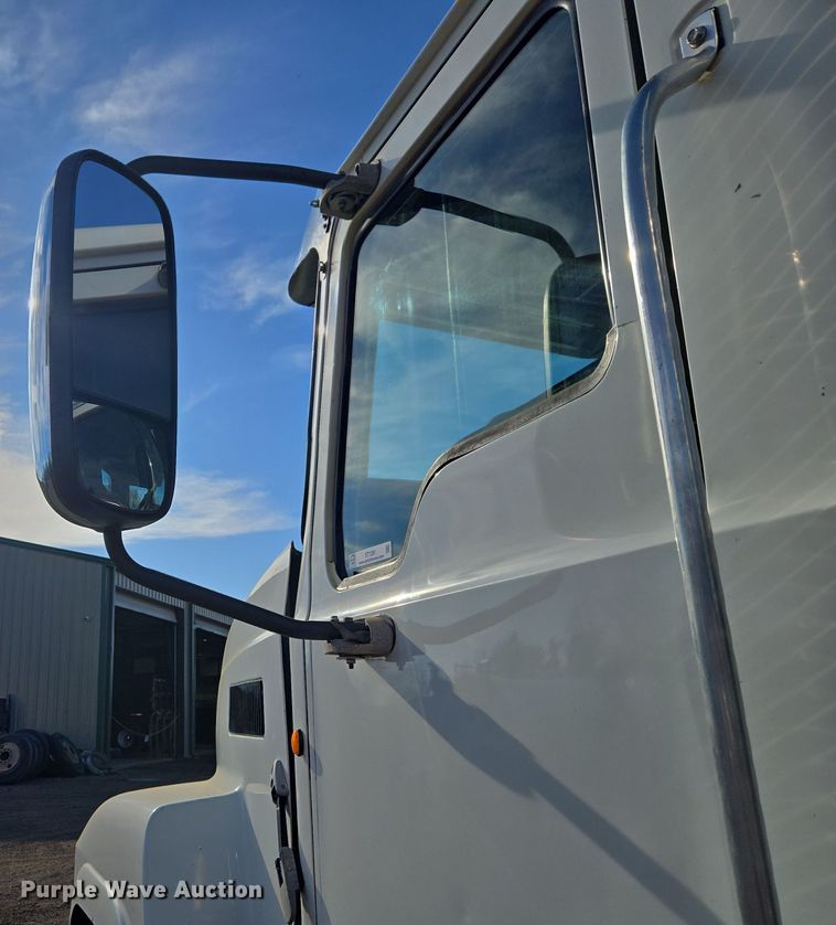 image for item ET1281 2011 Mack CHU semi truck