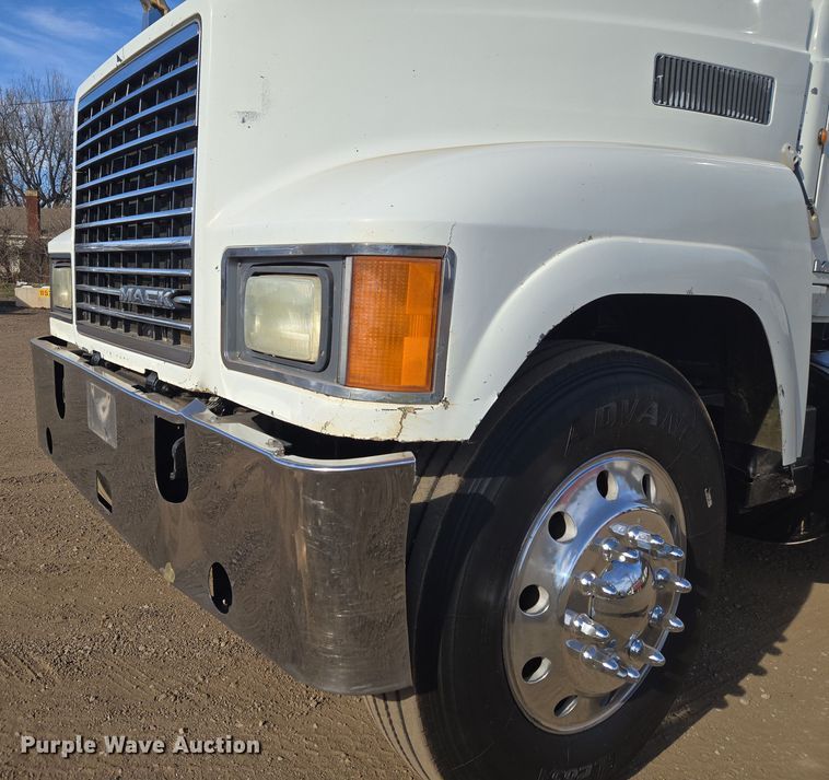 image for item ET1281 2011 Mack CHU semi truck