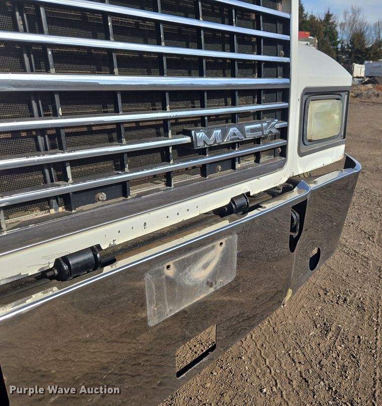 image for item ET1281 2011 Mack CHU semi truck