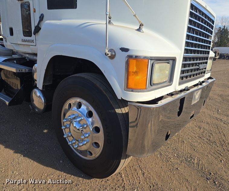 image for item ET1281 2011 Mack CHU semi truck