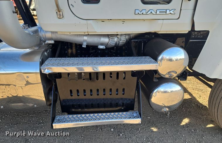 image for item ET1281 2011 Mack CHU semi truck