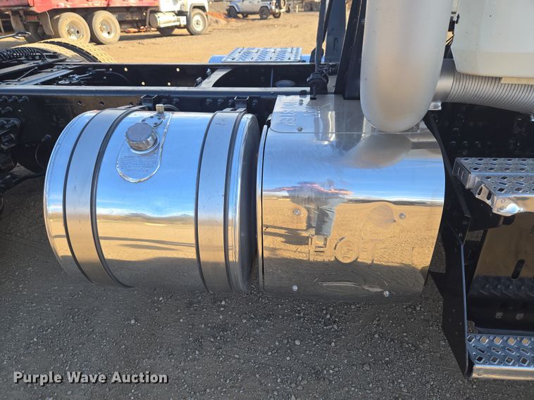 image for item ET1281 2011 Mack CHU semi truck