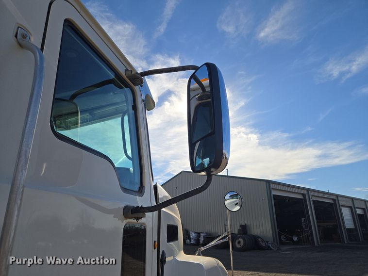 image for item ET1281 2011 Mack CHU semi truck