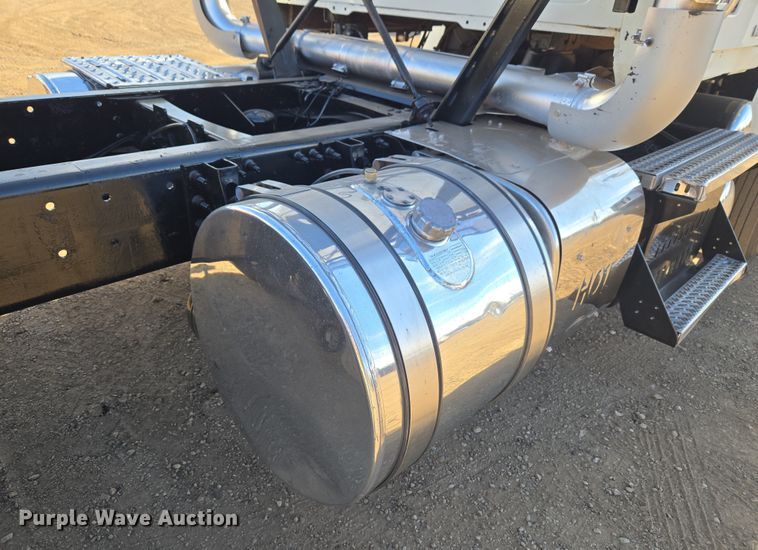 image for item ET1281 2011 Mack CHU semi truck