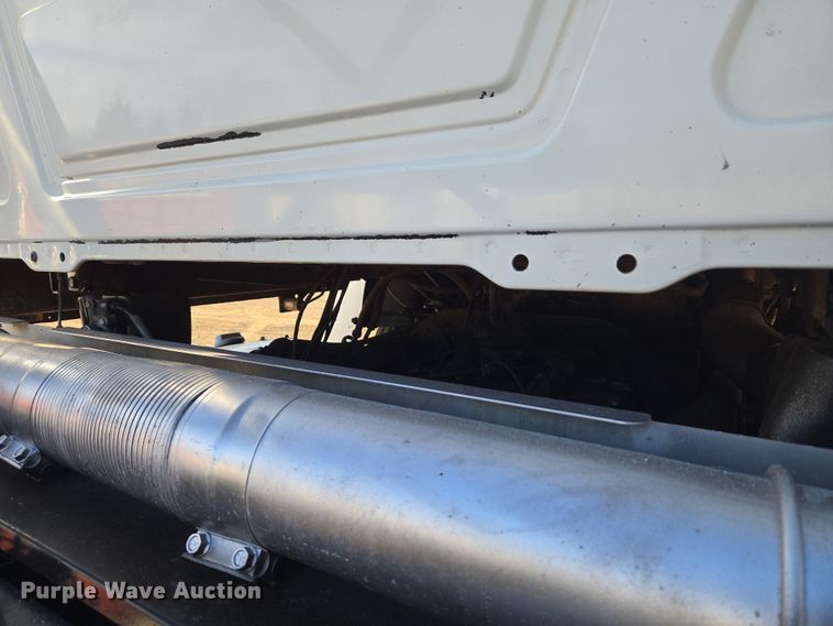 image for item ET1281 2011 Mack CHU semi truck