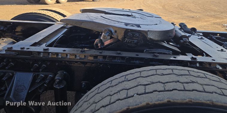 image for item ET1281 2011 Mack CHU semi truck