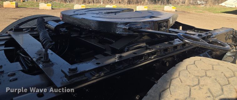 image for item ET1281 2011 Mack CHU semi truck