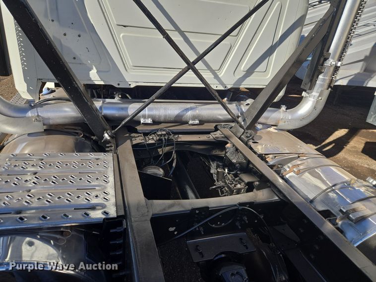 image for item ET1281 2011 Mack CHU semi truck