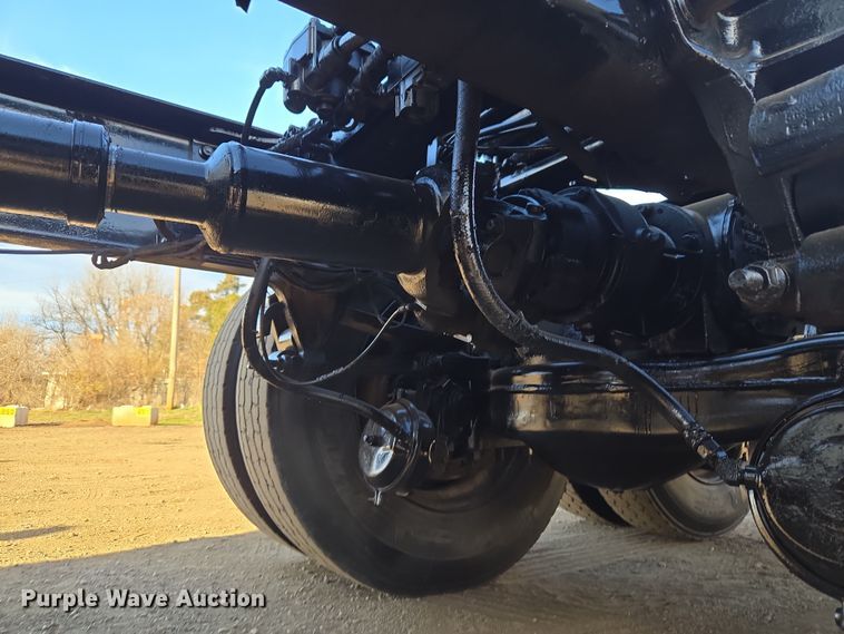 image for item ET1281 2011 Mack CHU semi truck