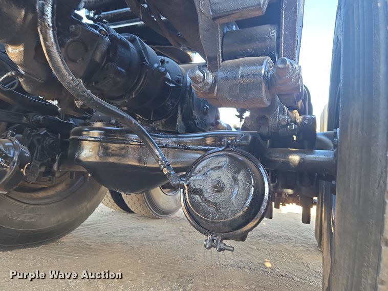 image for item ET1281 2011 Mack CHU semi truck