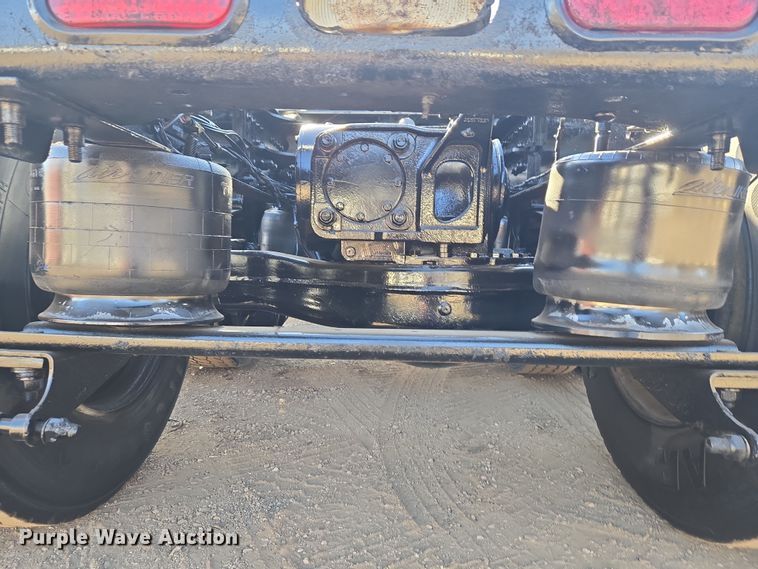 image for item ET1281 2011 Mack CHU semi truck