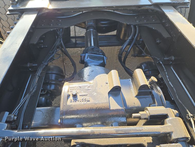 image for item ET1281 2011 Mack CHU semi truck