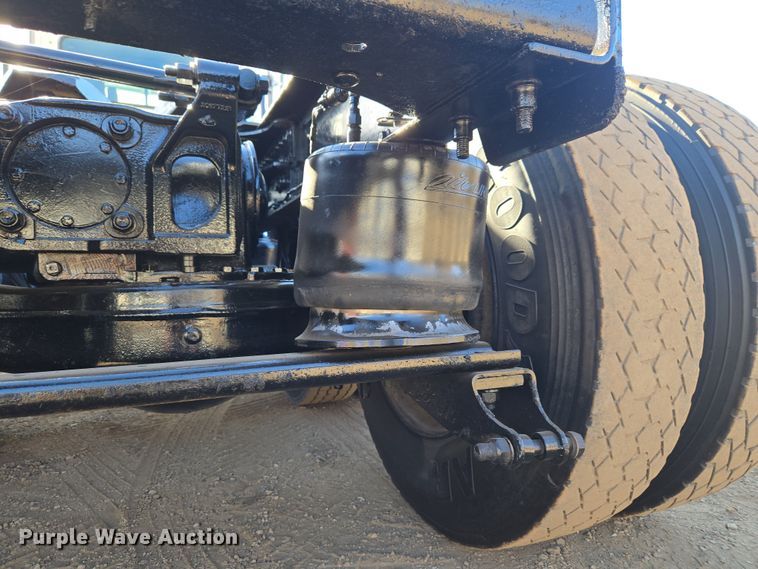 image for item ET1281 2011 Mack CHU semi truck