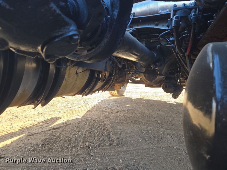 image for item ET1281 2011 Mack CHU semi truck