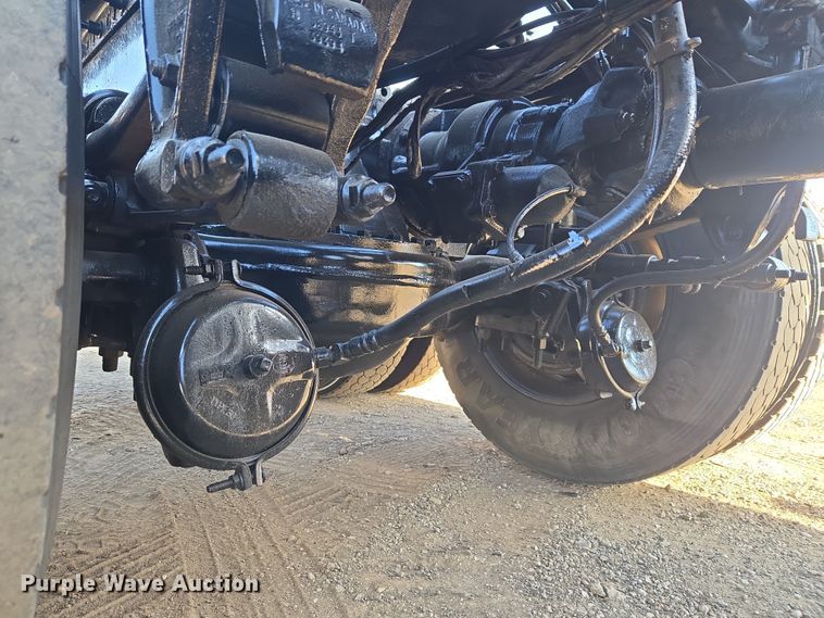 image for item ET1281 2011 Mack CHU semi truck