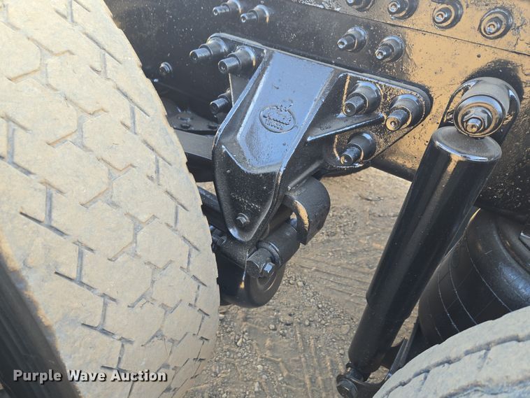 image for item ET1281 2011 Mack CHU semi truck