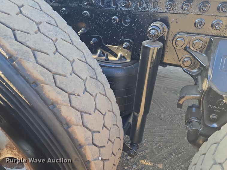 image for item ET1281 2011 Mack CHU semi truck