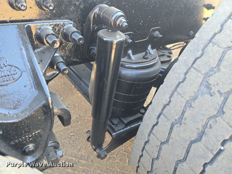 image for item ET1281 2011 Mack CHU semi truck