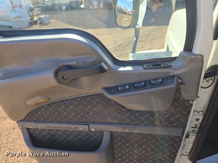 image for item ET1281 2011 Mack CHU semi truck