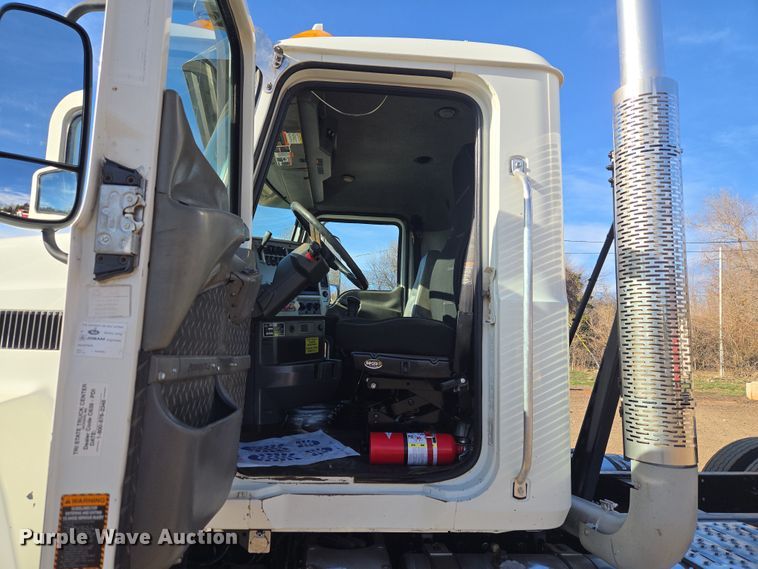 image for item ET1281 2011 Mack CHU semi truck