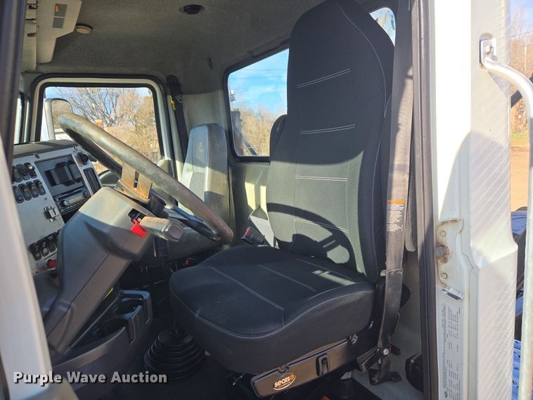 image for item ET1281 2011 Mack CHU semi truck