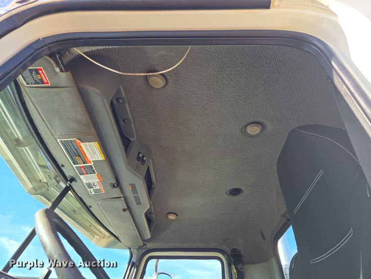 image for item ET1281 2011 Mack CHU semi truck