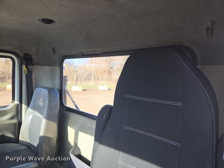 image for item ET1281 2011 Mack CHU semi truck