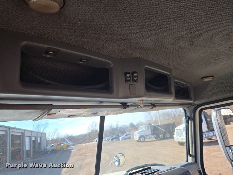 image for item ET1281 2011 Mack CHU semi truck