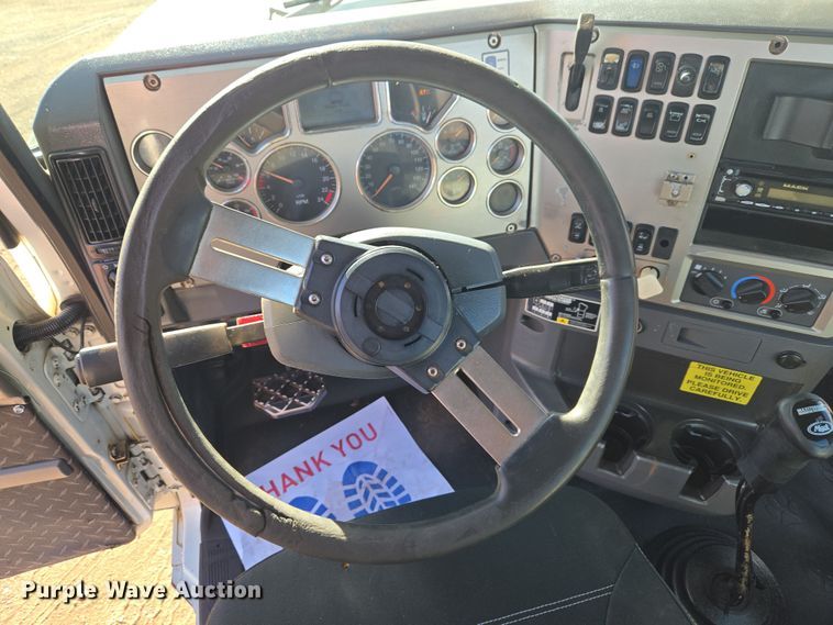 image for item ET1281 2011 Mack CHU semi truck